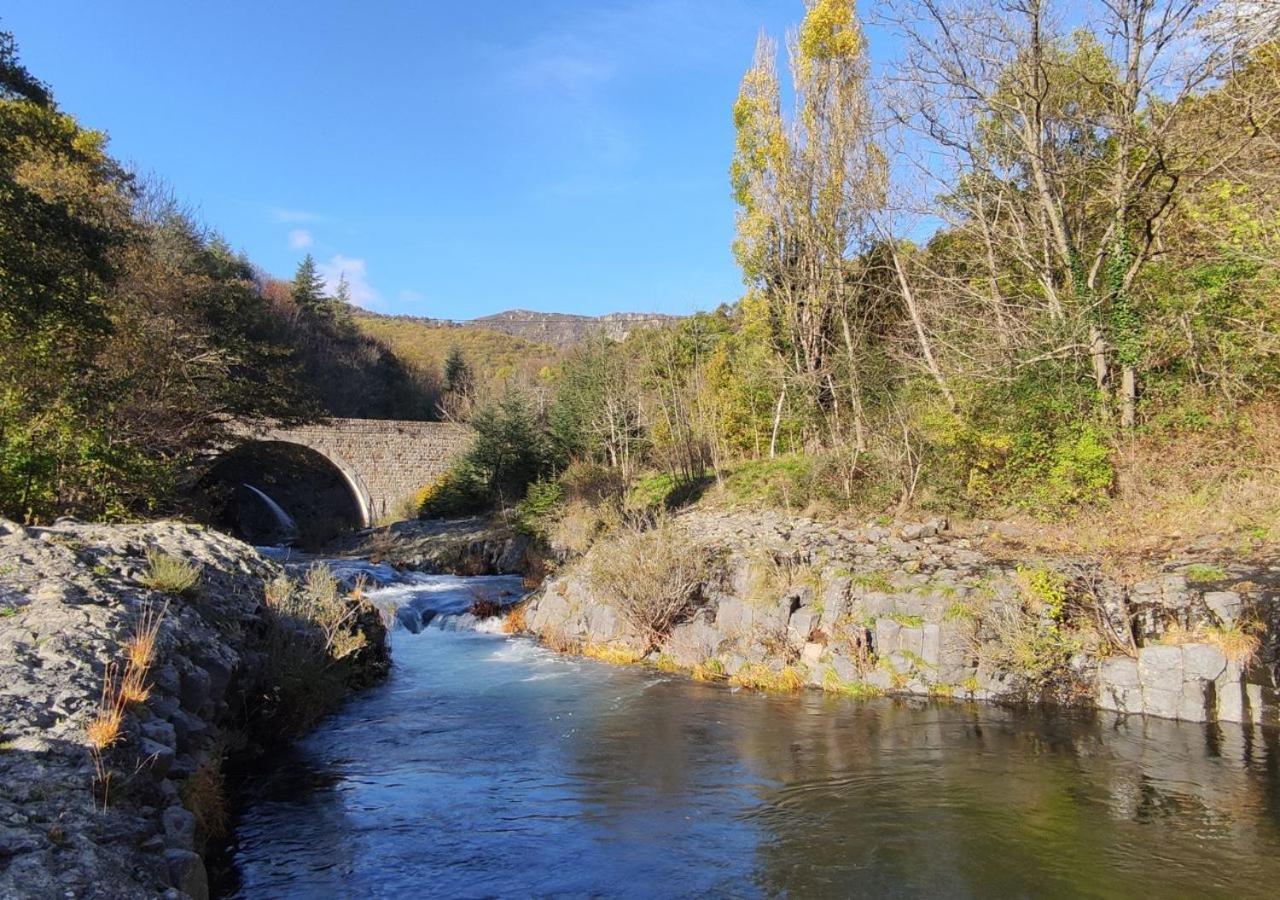 Rives De Bourges Lägenhet Burzet Exteriör bild