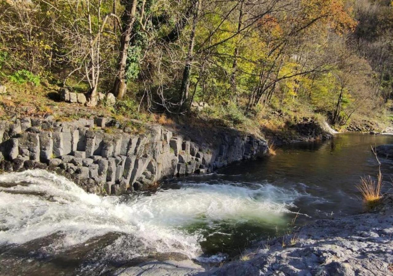 Rives De Bourges Lägenhet Burzet Exteriör bild