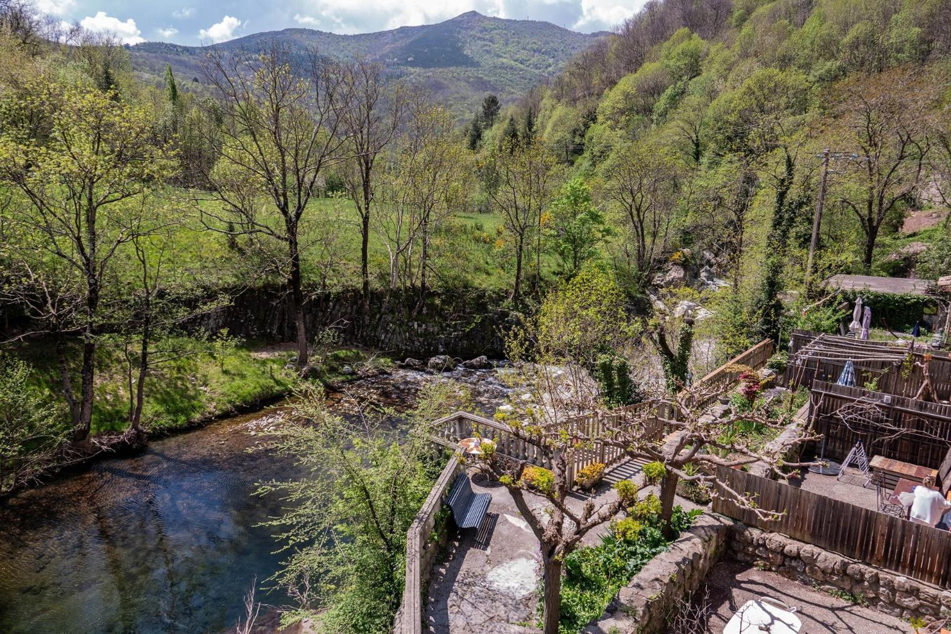Rives De Bourges Lägenhet Burzet Exteriör bild