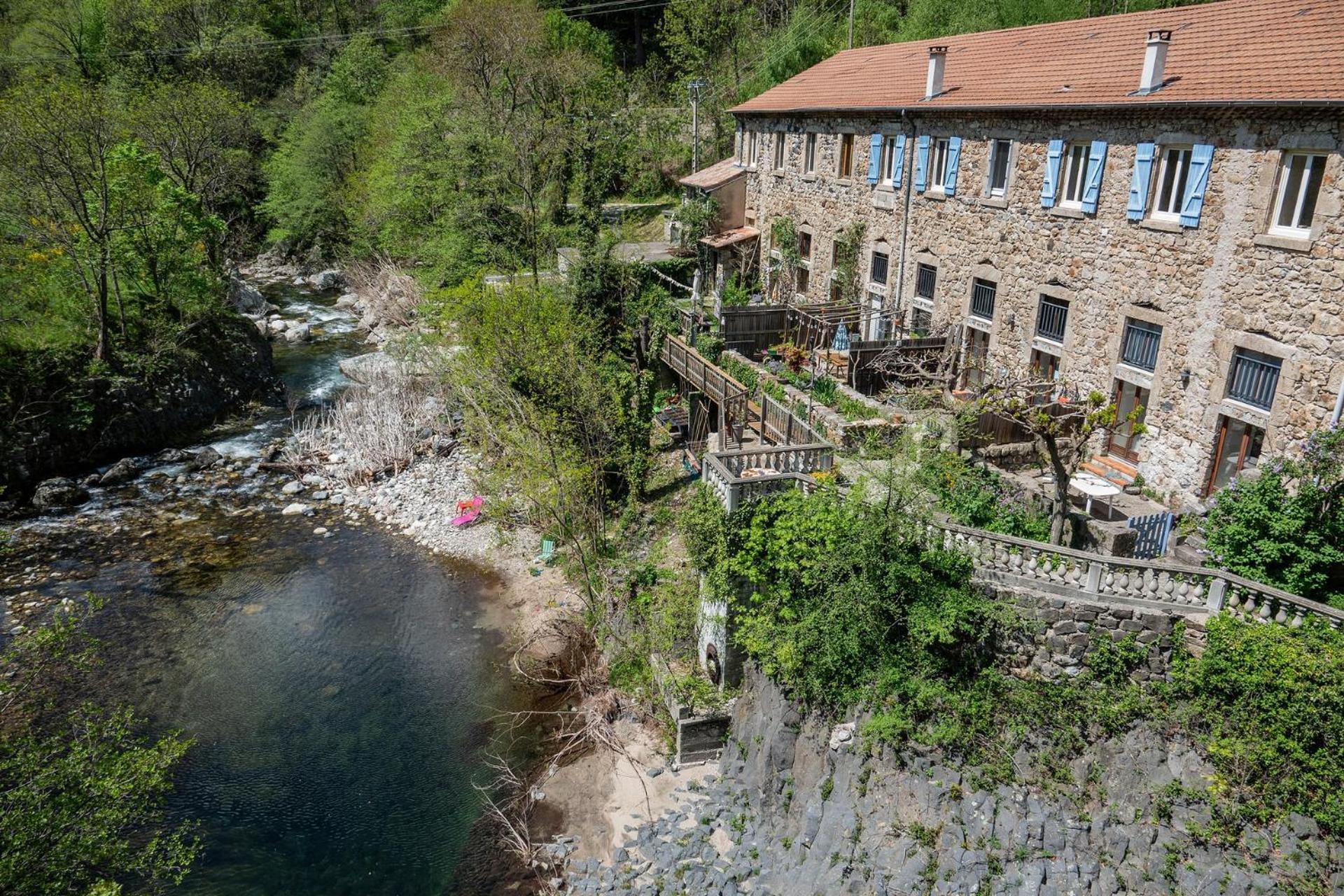 Rives De Bourges Lägenhet Burzet Exteriör bild
