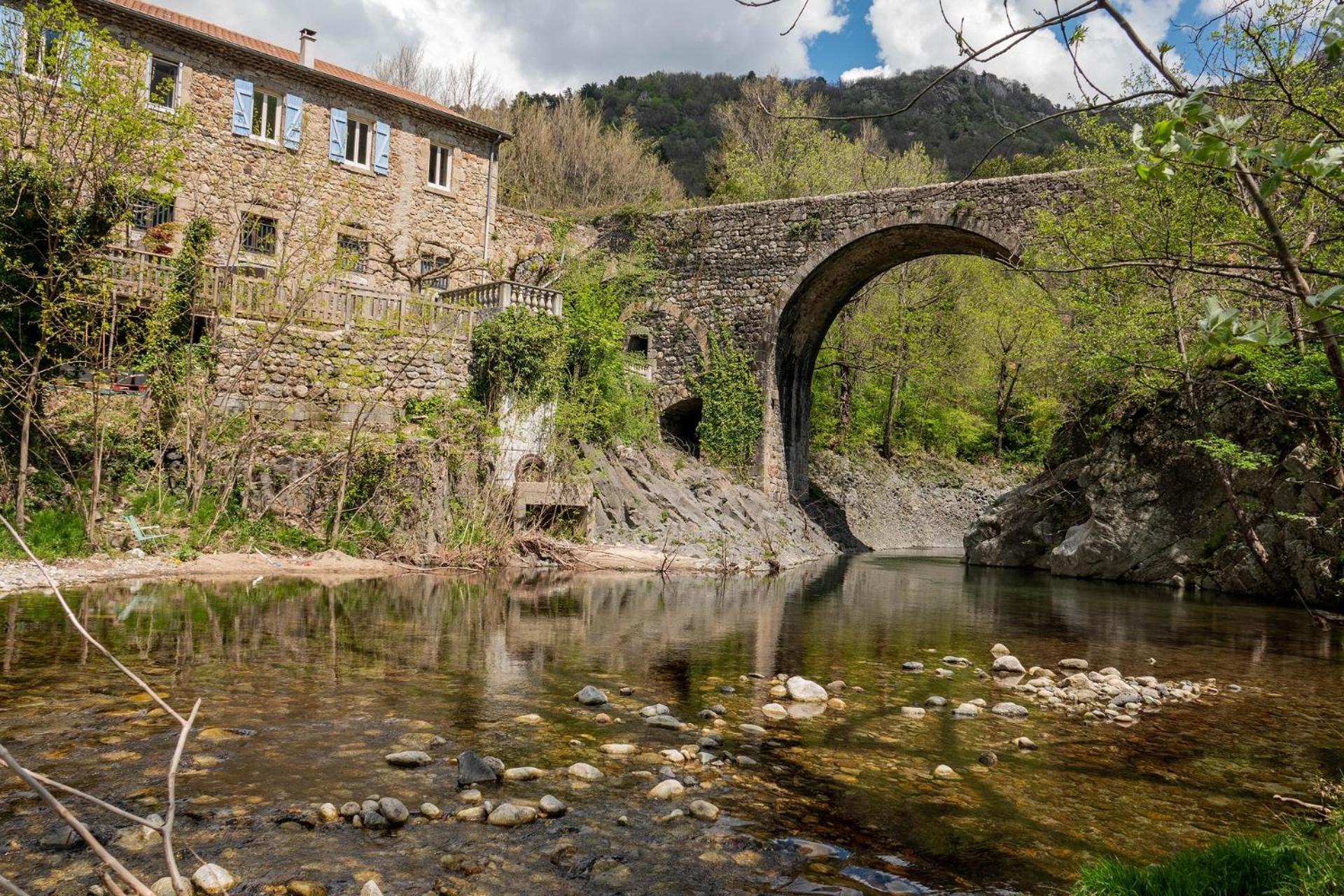 Rives De Bourges Lägenhet Burzet Exteriör bild